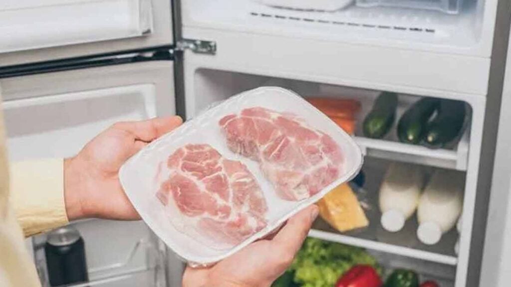 Eis im Gefrierschrank entfernen