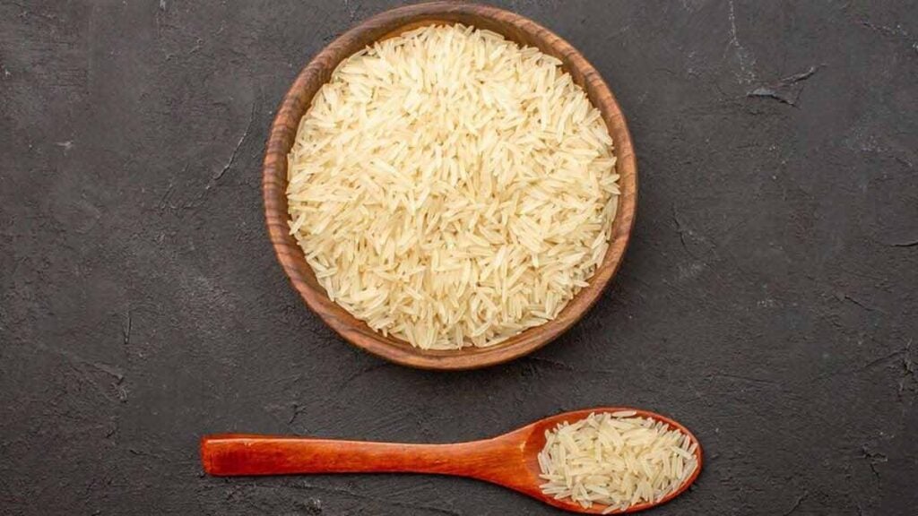 Reis mit Spülmittel Glas reinigen